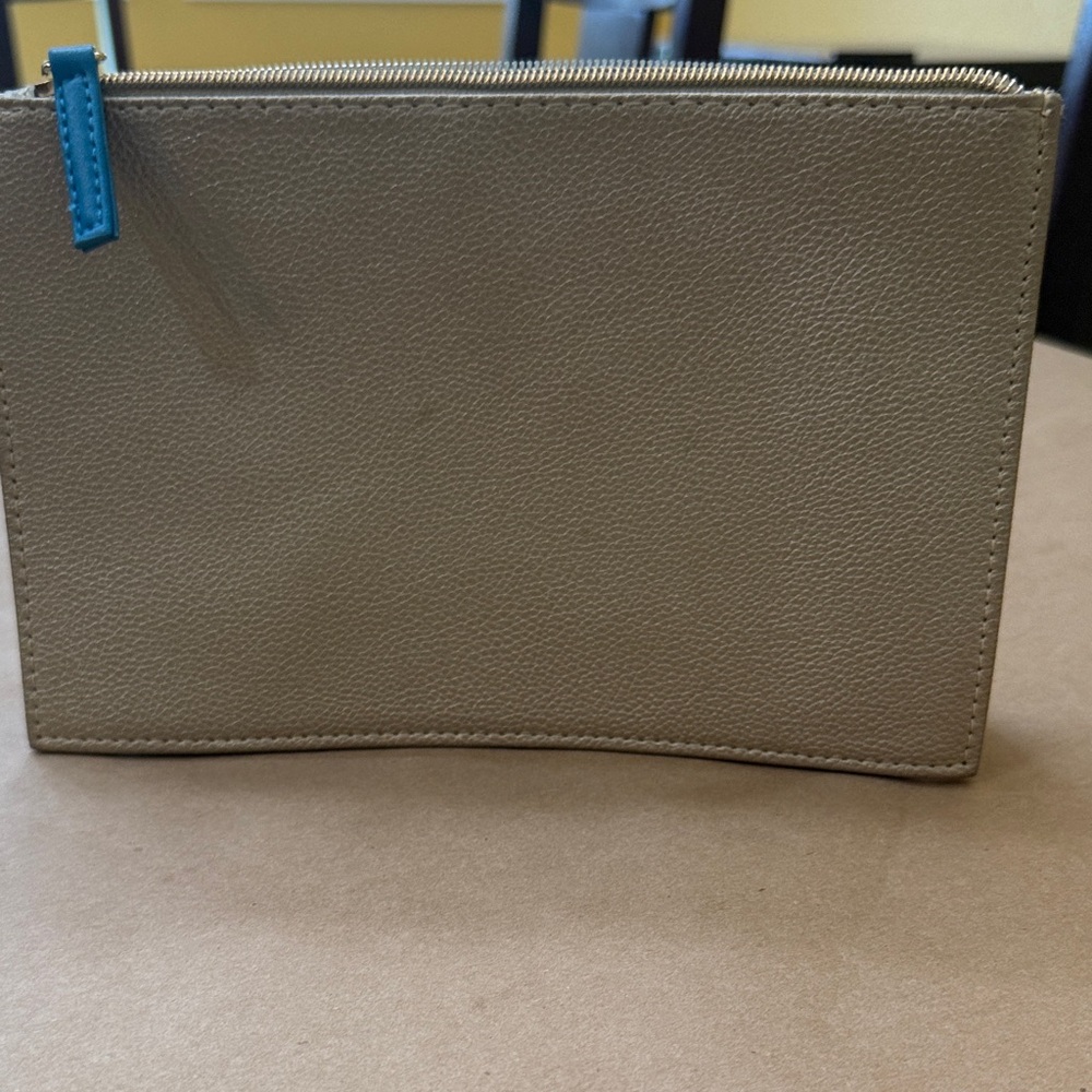 Bvlgari and Emirates Sand and Turquoise Amenity Bag. - Picture 5 of 8